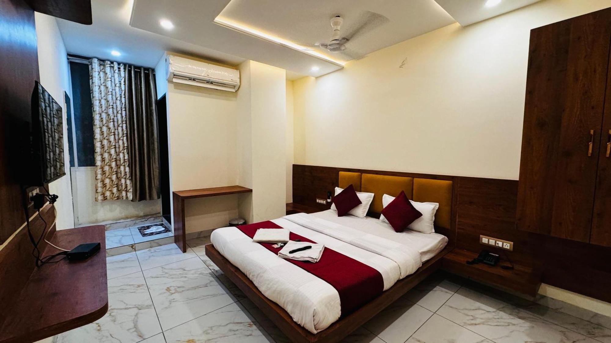 Hotel Prakasham Ujjain Exterior photo
